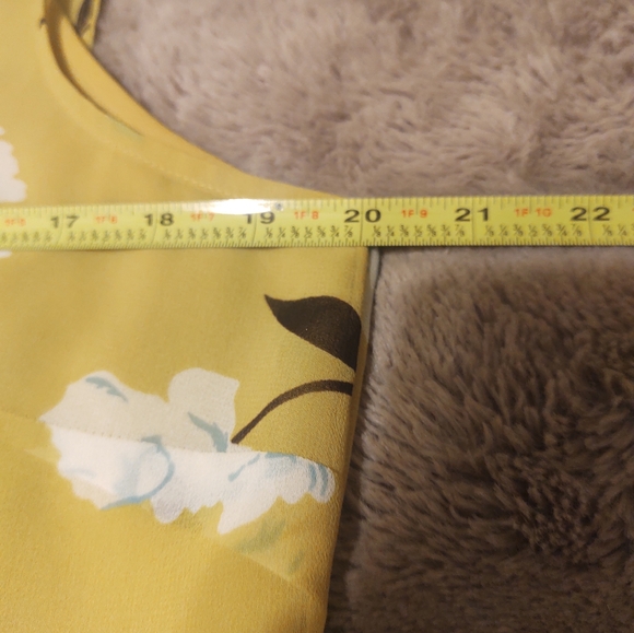 Like New! CAbi Dazzle Sleeveless Floral Yellow Top, Size L - Picture 9 of 12